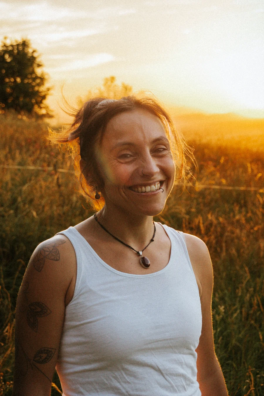 Dani Sauer lächelt im warmen Licht der untergehenden Sonne